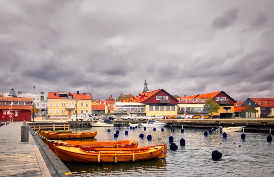 Inre hamnen vid Fiskaretorget i Västervik - Lunchtid i mitten av oktober - Västervik.Nu
